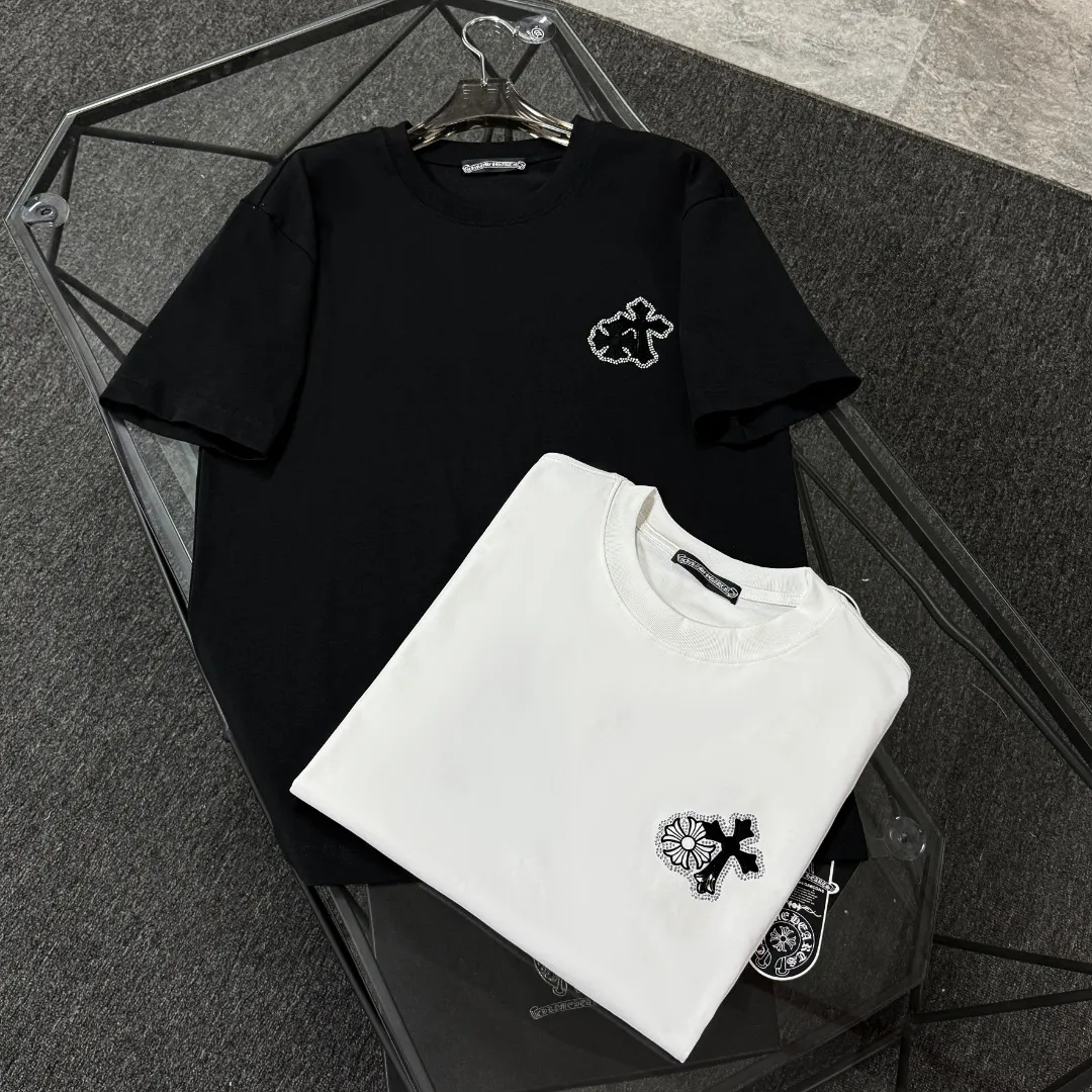 P180 Chrome Hearts 25 high-end versions. The fabric is made of 300 grams of high-density pure cotton. It does not deform or shrink. It has three complete standards. It is the same style for men and women. Technology: imported hot diamond + calendered leather flocking. Color: White Black SIZE: S-XL